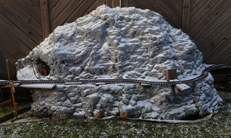 Echter Schnee auf Kunstschnee